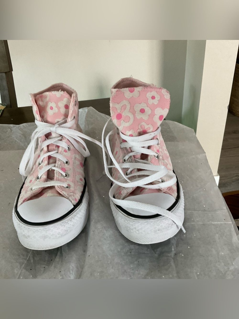 Converse Chuck Taylor All Star High Tops Platform Pink w Flowers  size 8